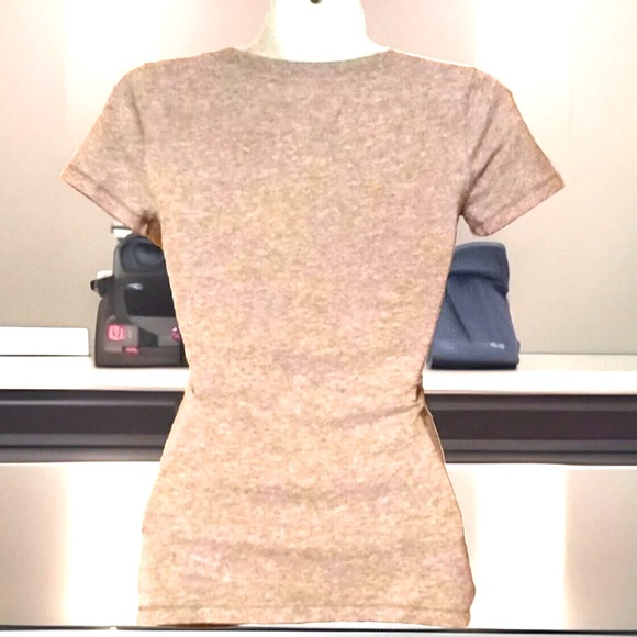 ➡️ABERCROMBIE & FITCH⬅️ PLUNGE V-NECK GRAPHIC LOGO FITTED T-SHIRT EUC🩶 - Picture 4 of 6